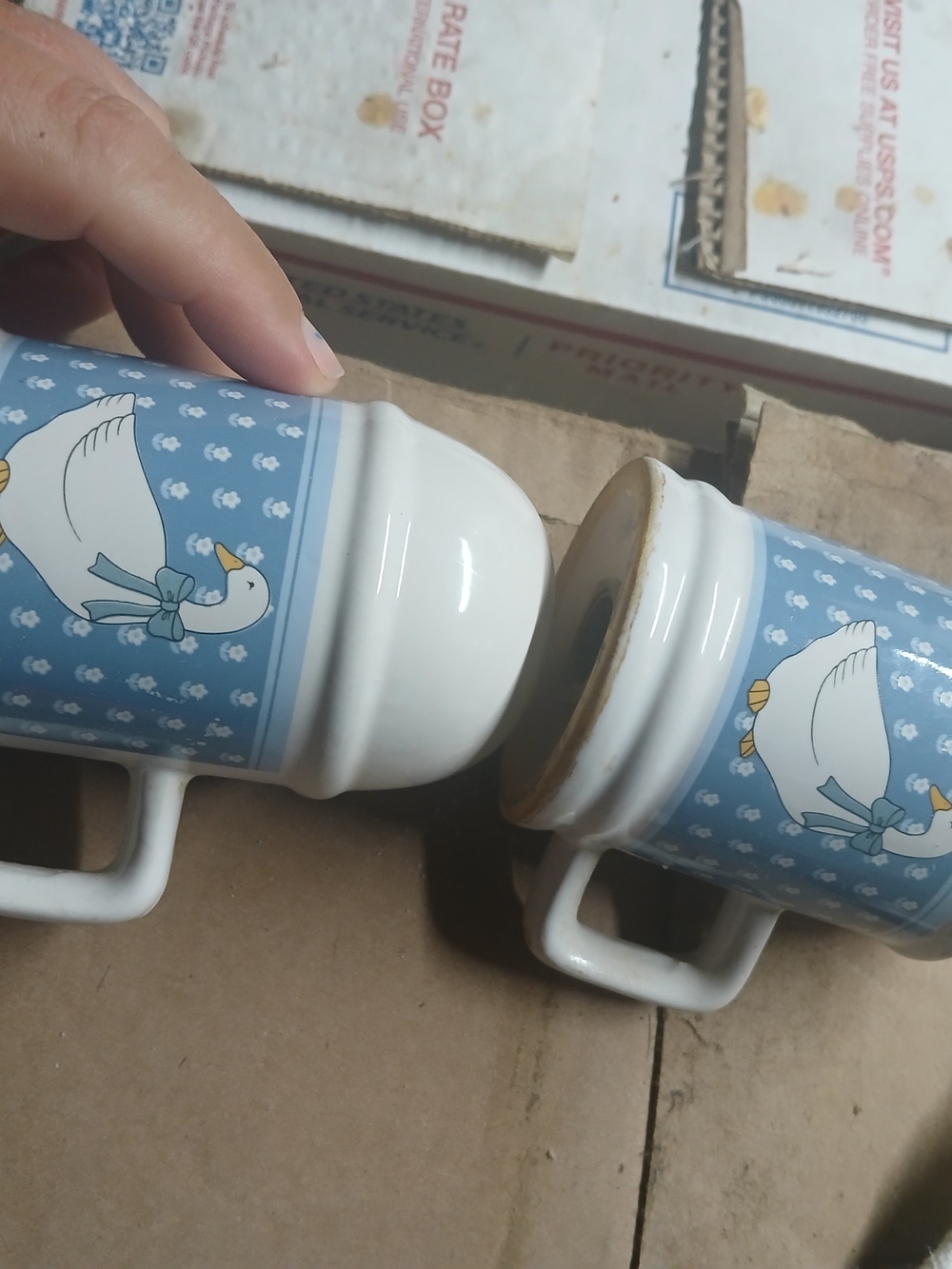 vintage white ceramic salt/pepper shaker country goose blue ribbon-1 Has Cracks